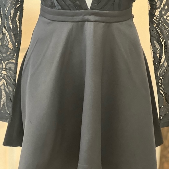 Tobi Black Plunging Vneck Lace Sleeves & Sheer Lace Back Mini Dress Size Medium - Picture 5 of 11